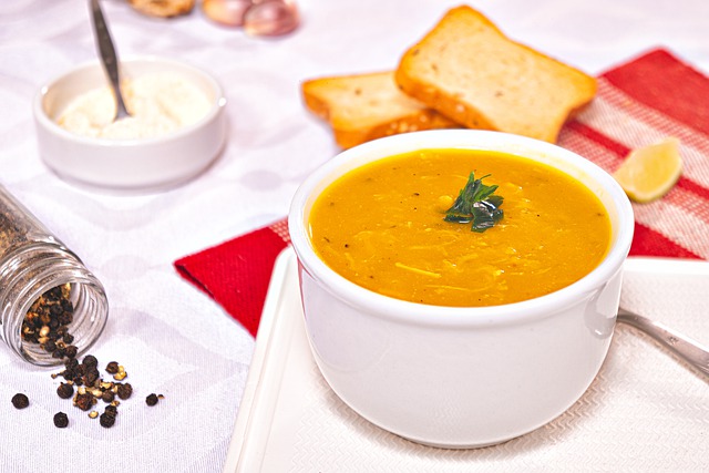 Bouillon de poulet au riz au poulet et aux petits pois Sherry: Une délicieuse façon de savourer un délicieux repas.